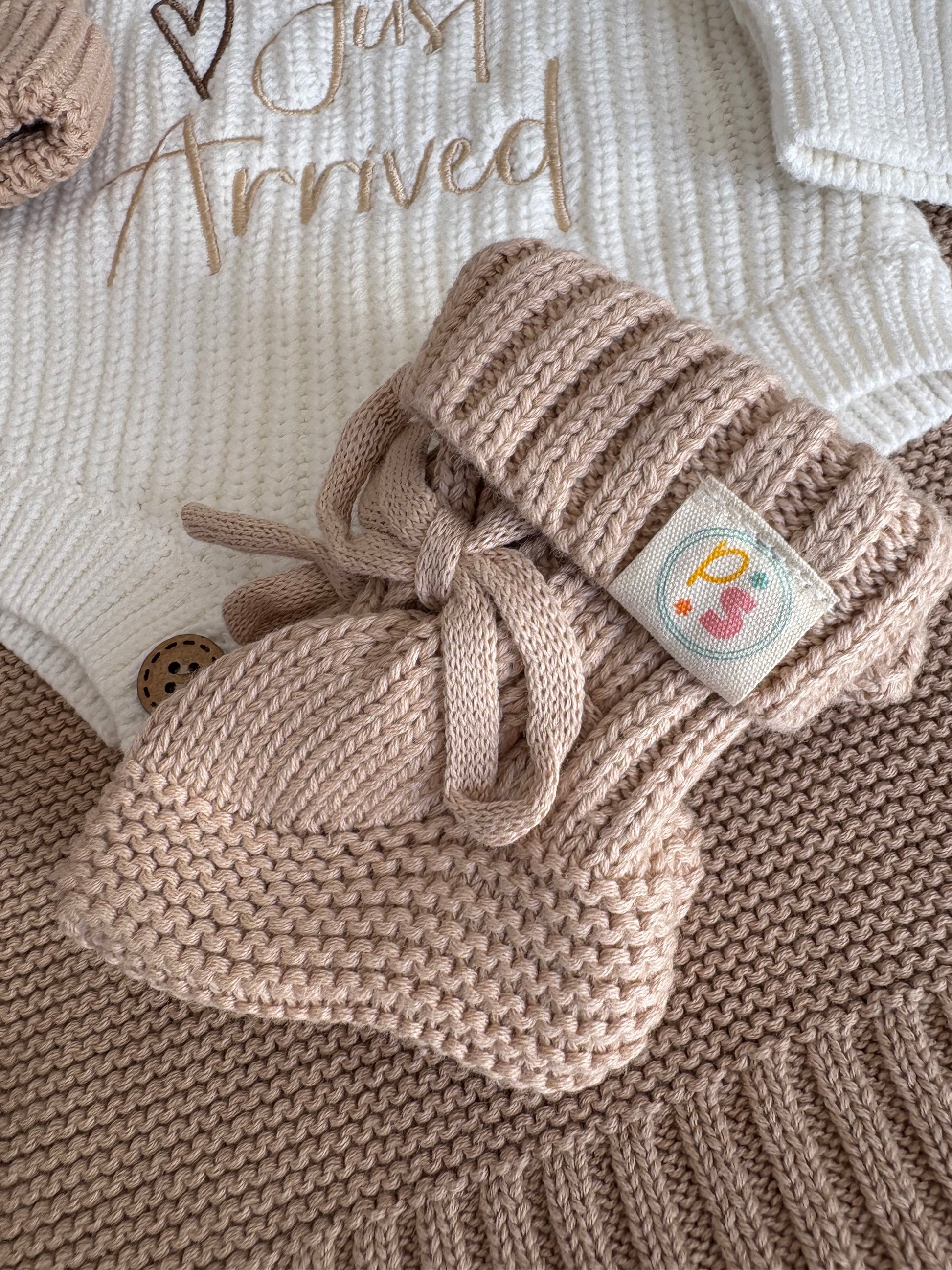 Newborn Knit Baby Set – Romper, Hat, Booties & Blanket – Cosy and stylish outfit for newborn photos or first outings, embroidered with “Just Arrived.”