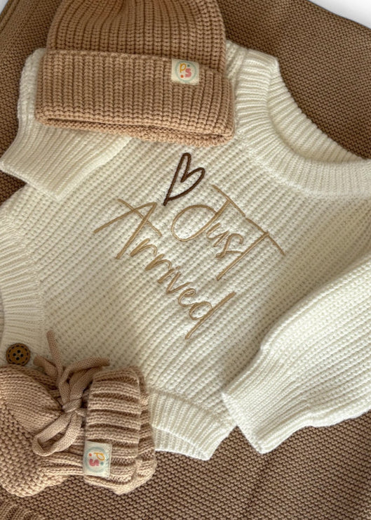 Newborn Coming Home Outfit in Soft Knit Fabric – Gender-neutral knit romper with matching hat, booties, and blanket in beige and cream tones.