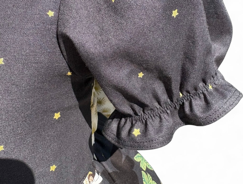 close up new of elasticated sleeve
